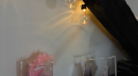 Delikatna dekoracija s cvijećem i svjetlima u ton.kic, Zagreb, Grad Zagreb, HR za opuštajuću atmosferu.