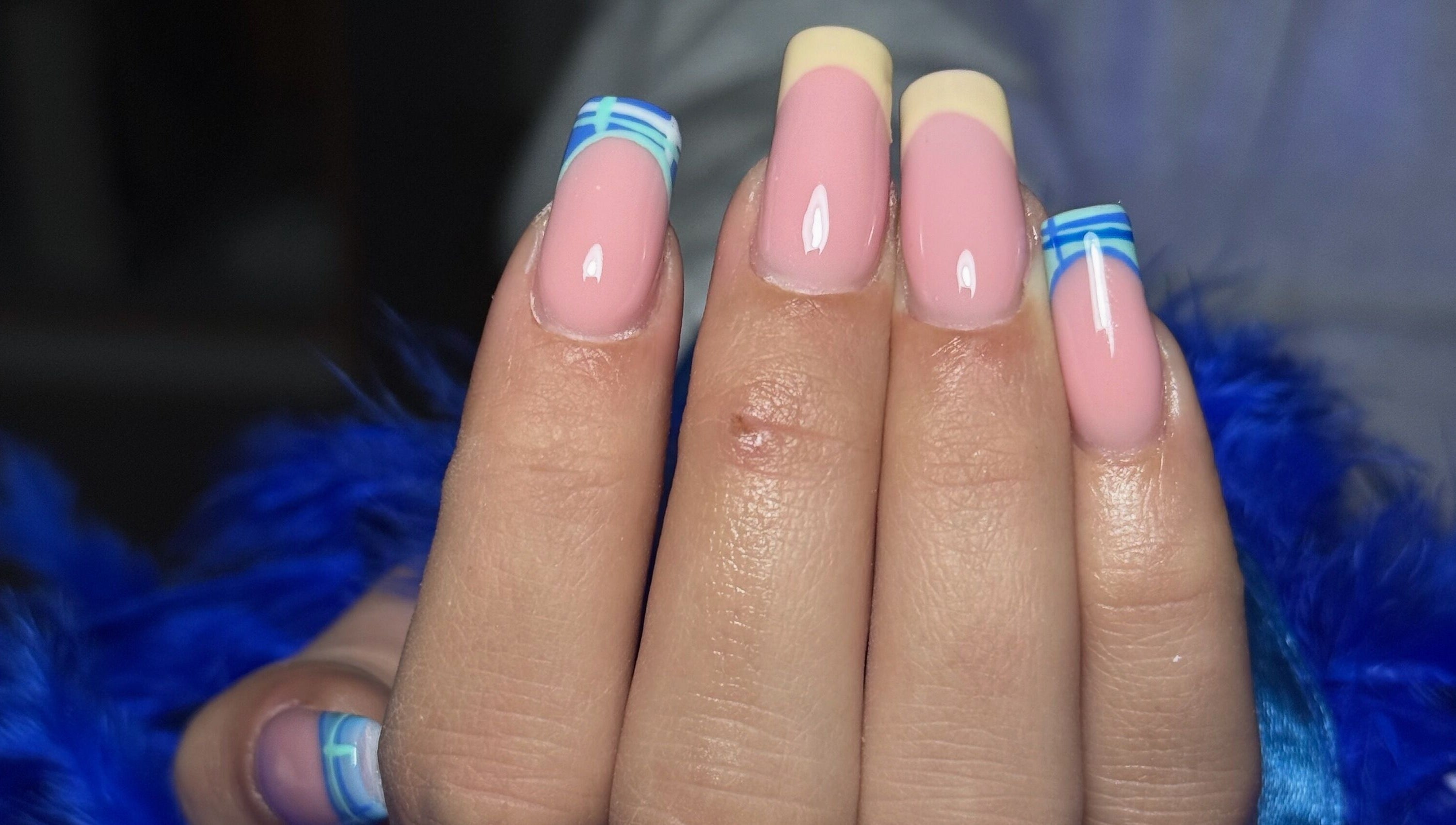 Prekrasno dizajnirani nokti s plavim detaljima u ton.kic, Zagreb, Grad Zagreb, HR.