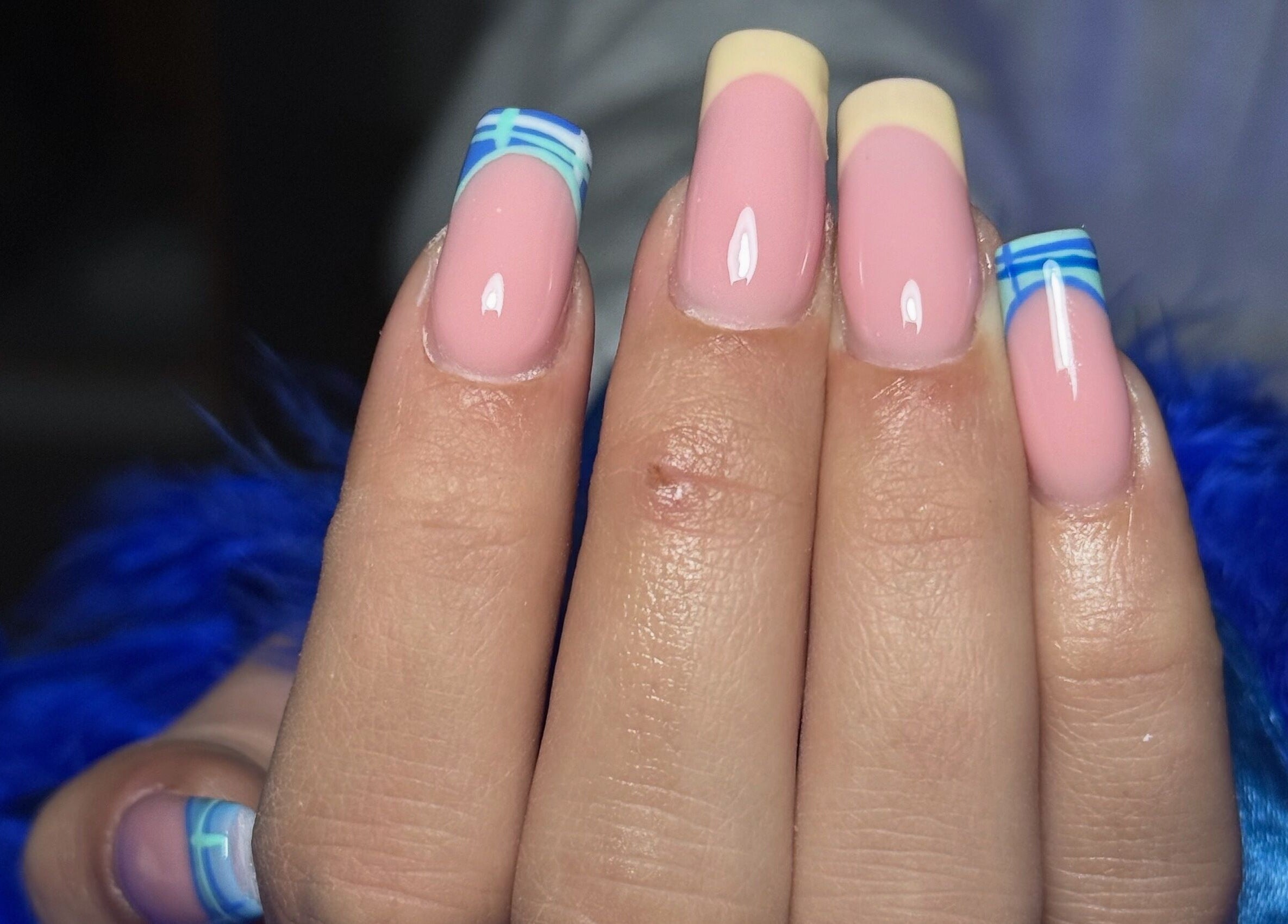 Prekrasno dizajnirani nokti s plavim detaljima u ton.kic, Zagreb, Grad Zagreb, HR.