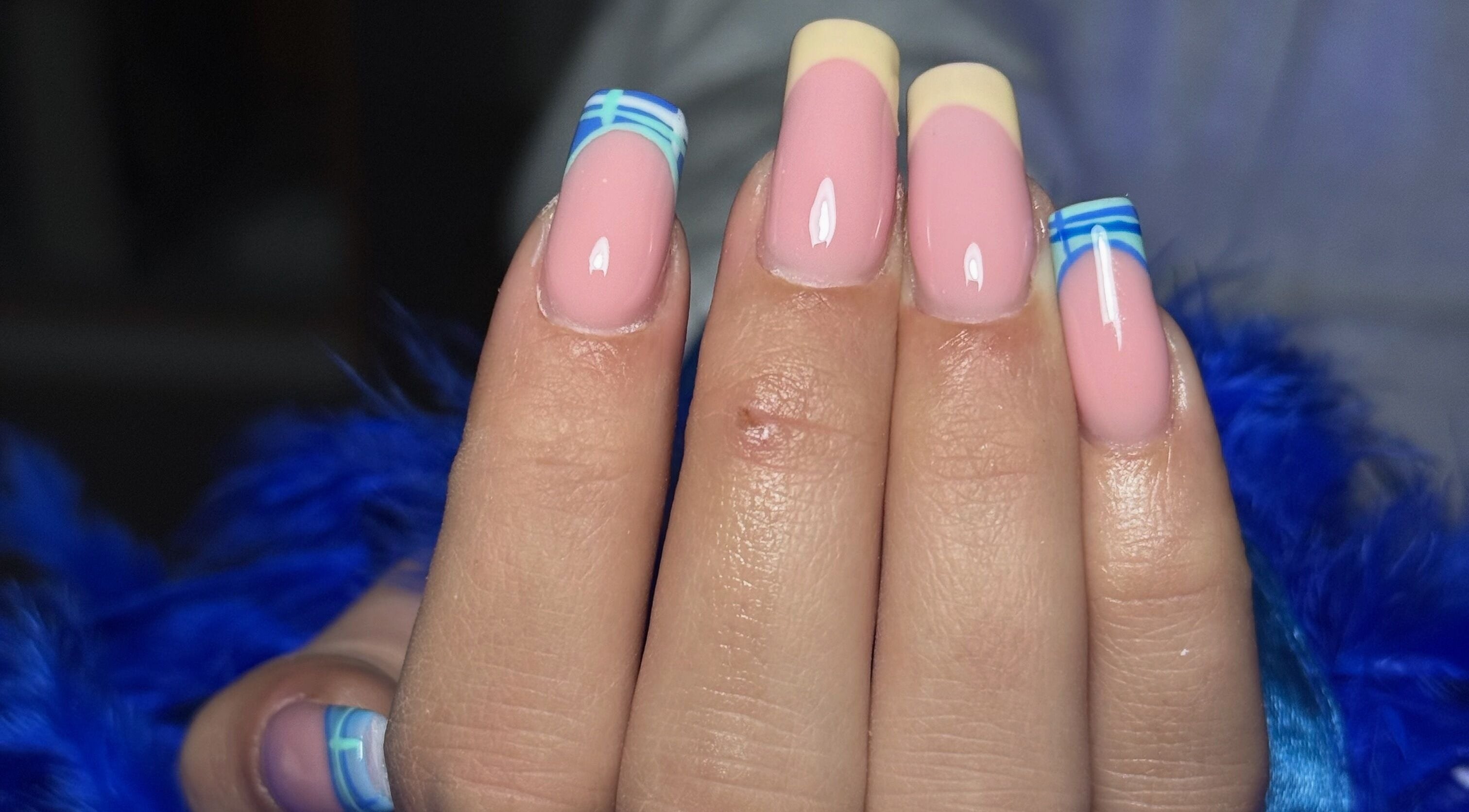 Prekrasno dizajnirani nokti s plavim detaljima u ton.kic, Zagreb, Grad Zagreb, HR.