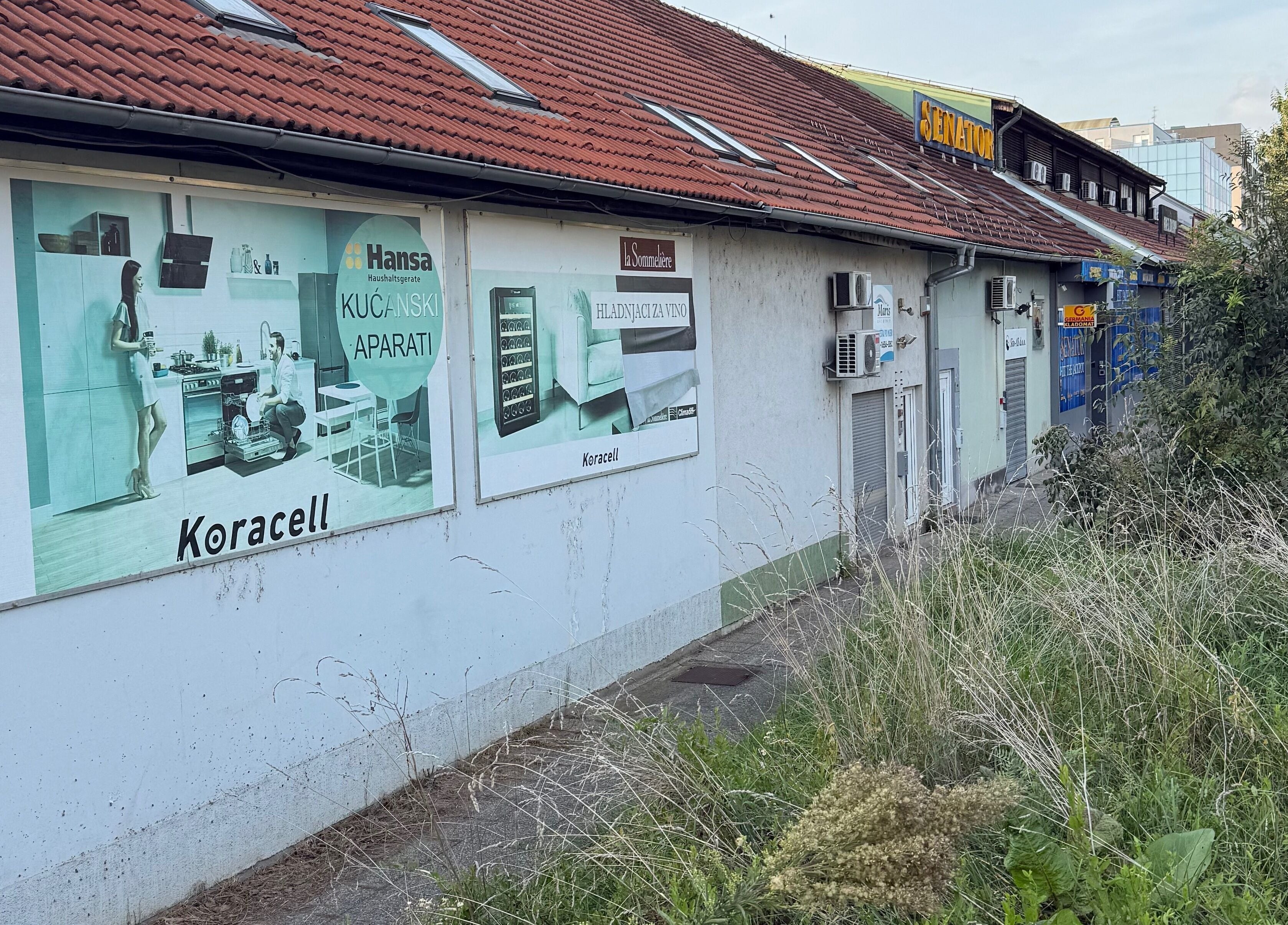 Vanjski pogled na ton.kic u Zagrebu, Grad Zagreb, HR uz reklame za kućanske aparate.