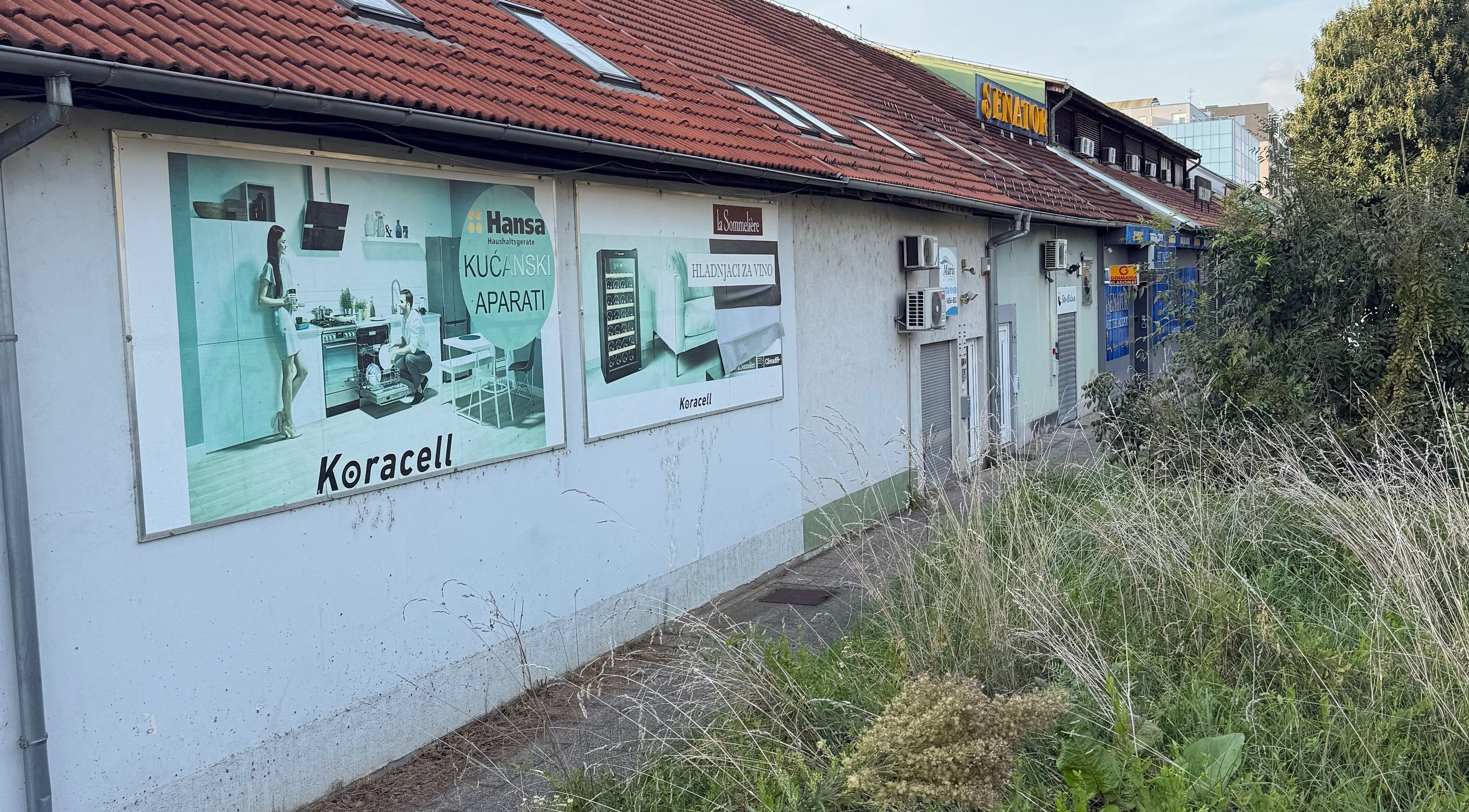 Vanjski pogled na ton.kic u Zagrebu, Grad Zagreb, HR uz reklame za kućanske aparate.