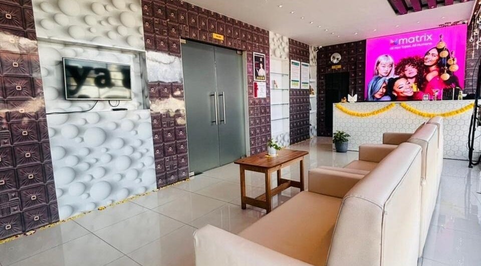 Elegant waiting area at Shaakya Salon & Spa, Bengaluru, Karnataka, IN, featuring modern decor and comfortable seating.