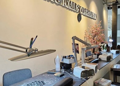 Modern nail salon interior at Lac Nails in Zürich, Zürich, CH with elegant decor and workstations.