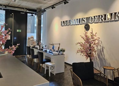 Interior of Lac Nails, Zürich, Zürich, CH, featuring a modern setup with pink blossoms and comfortable seating.