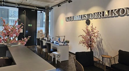 Interior of Lac Nails, Zürich, Zürich, CH, featuring a modern setup with pink blossoms and comfortable seating.
