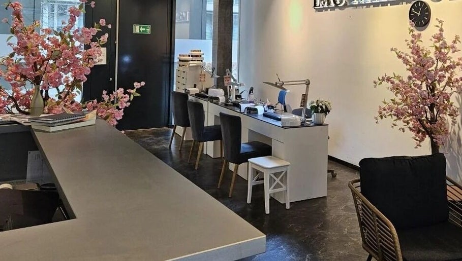 Lac Nails offers a stylish interior with cherry blossoms in Zürich, Zürich, CH.