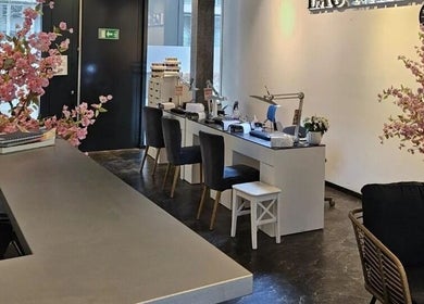 Lac Nails offers a stylish interior with cherry blossoms in Zürich, Zürich, CH.