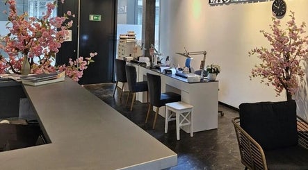 Lac Nails offers a stylish interior with cherry blossoms in Zürich, Zürich, CH.