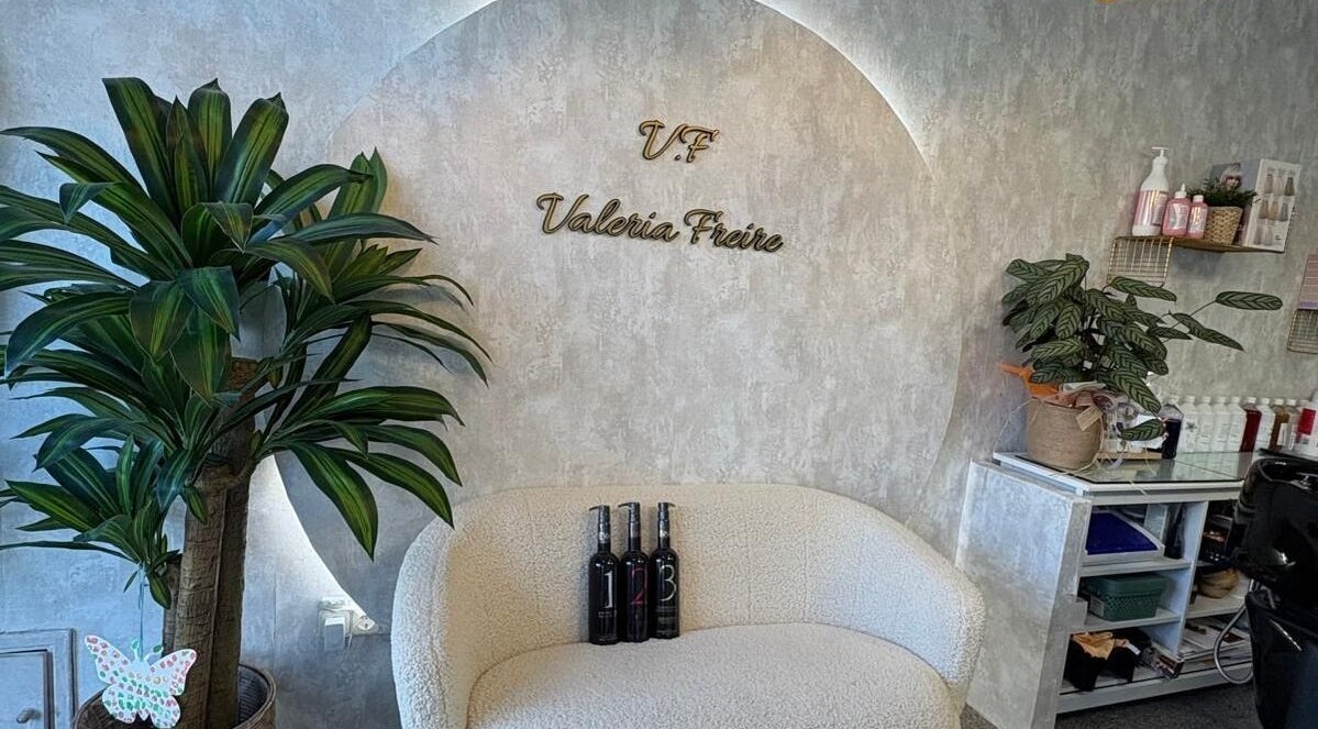 Sala de espera en VALERIA FREIRE PELUQUERIA, Toledo, Castilla-la Mancha, ES, con plantas y decoración moderna.