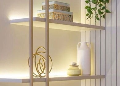 Étagères décoratives lumineuses chez ITS CENTRE ESTHÉTIQUE à Jette, Bruxelles, BE.