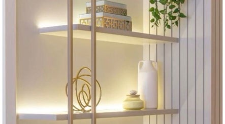 Étagères décoratives lumineuses chez ITS CENTRE ESTHÉTIQUE à Jette, Bruxelles, BE.