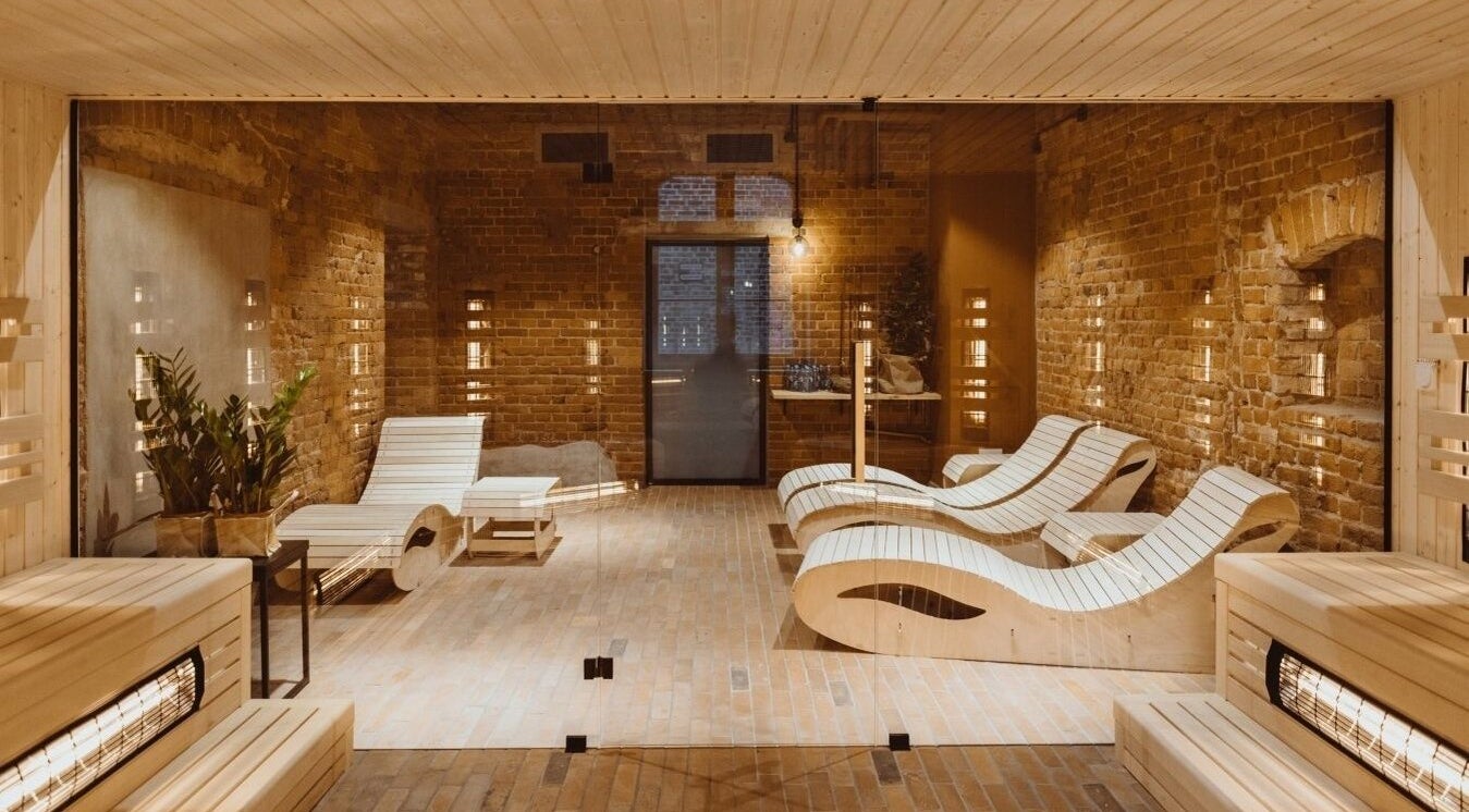 Drewniane leżaki w ceglanej saunie Remedy SKY, Gdańsk, Województwo Pomorskie, PL.
