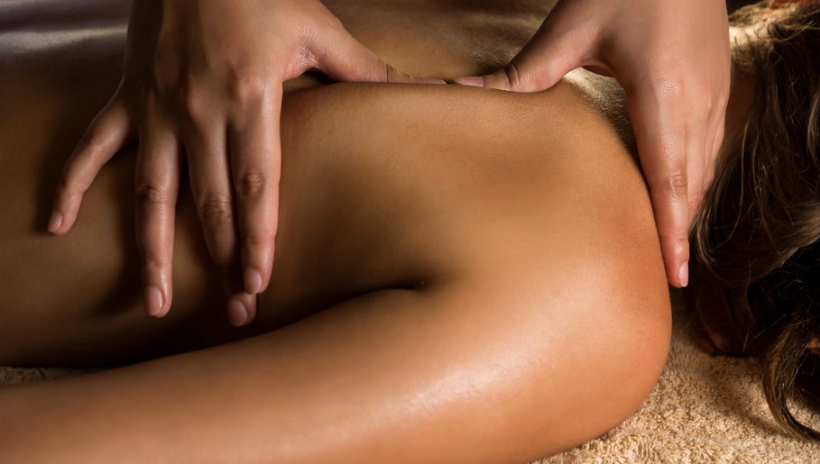 Руки виконують масаж у Skin Ritual & Massage, Челтнем, Англія, Велика Британія.