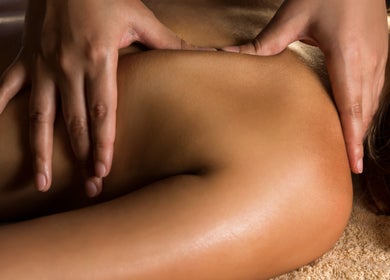 Руки виконують масаж у Skin Ritual & Massage, Челтнем, Англія, Велика Британія.