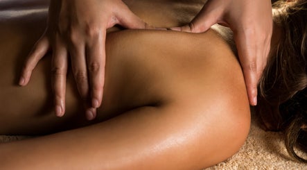 Руки виконують масаж у Skin Ritual & Massage, Челтнем, Англія, Велика Британія.