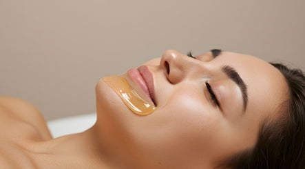 Процедура догляду за обличчям в Skin Ritual & Massage, Cheltenham, England, GB для здорової сяйвої шкіри.