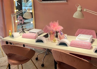 Σαλόνι νυχιών στο Dolly Beauty House, Θεσσαλονίκη, GR με ροζ διακόσμηση και μοντέρνα εξοπλισμό.