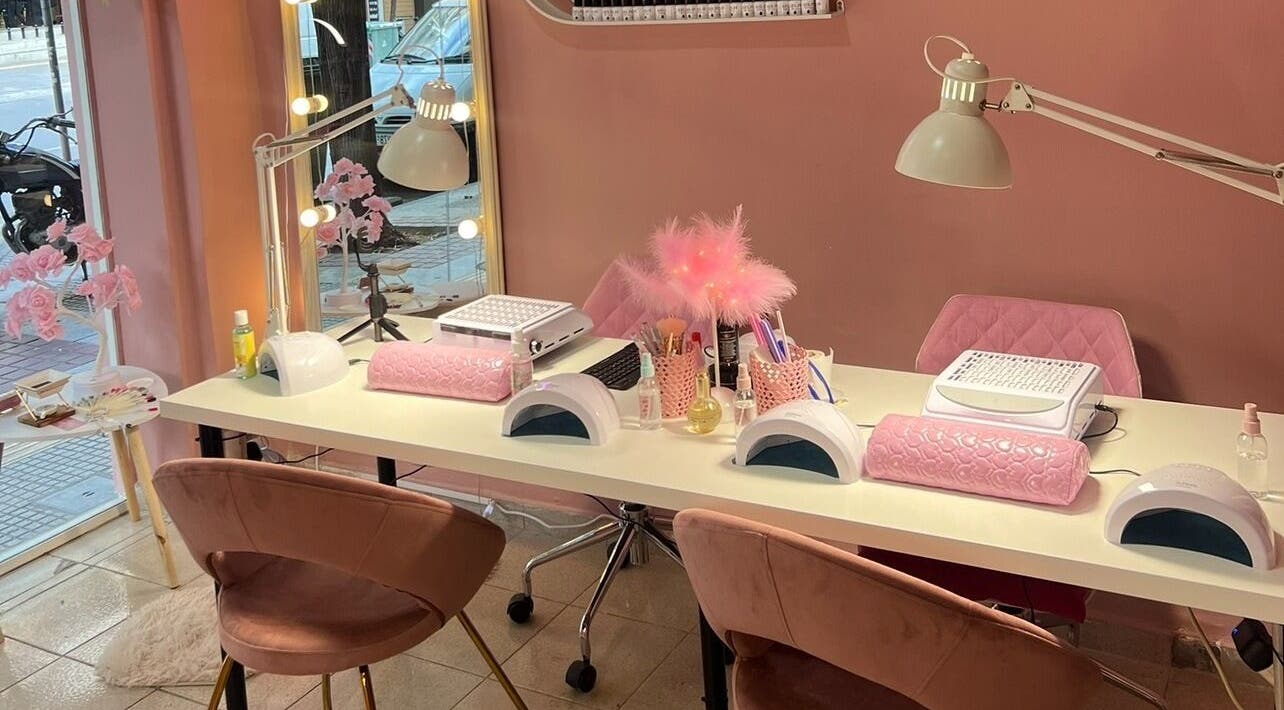 Σαλόνι νυχιών στο Dolly Beauty House, Θεσσαλονίκη, GR με ροζ διακόσμηση και μοντέρνα εξοπλισμό.