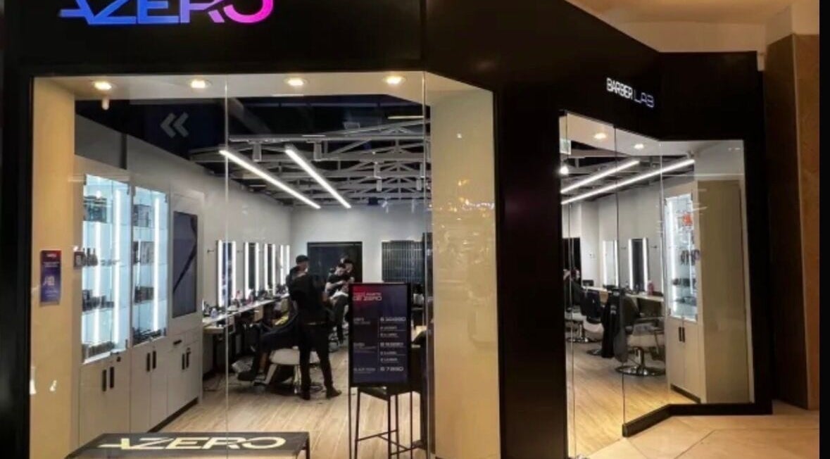 Modern salon entrance at Basti’an Cuts, Providencia, Región Metropolitana, CL with sleek interior design.