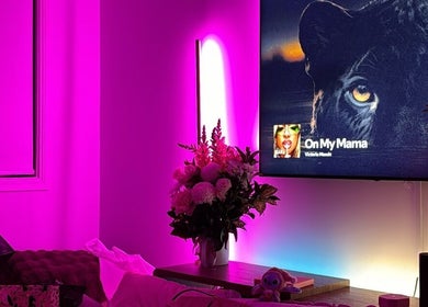 KLAWZ BY KAYLA, Maroubra: Cozy room with purple lighting, flowers, and TV ambience.