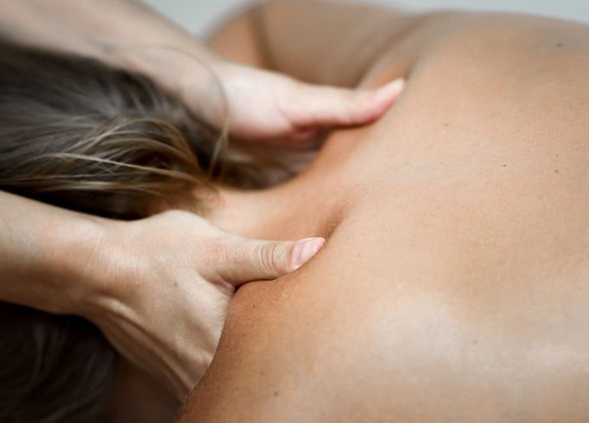 Massage relaxant à Soma Aura, Saint-hippolyte-du-fort, Occitanie, FR, pour bien-être ultime.