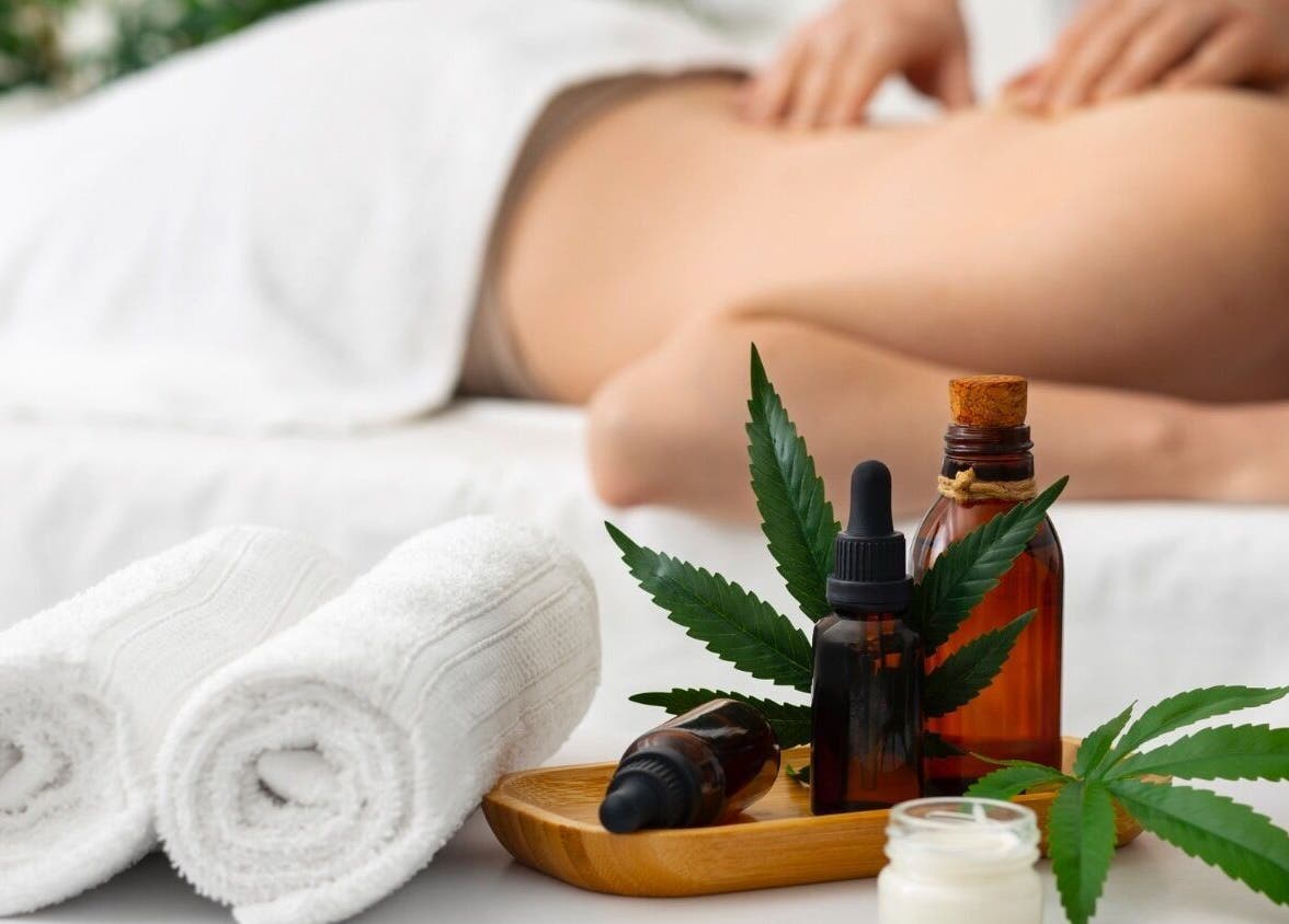 Massage à Soma Aura avec huiles essentielles à Saint-hippolyte-du-fort, Occitanie, FR pour une détente absolue.