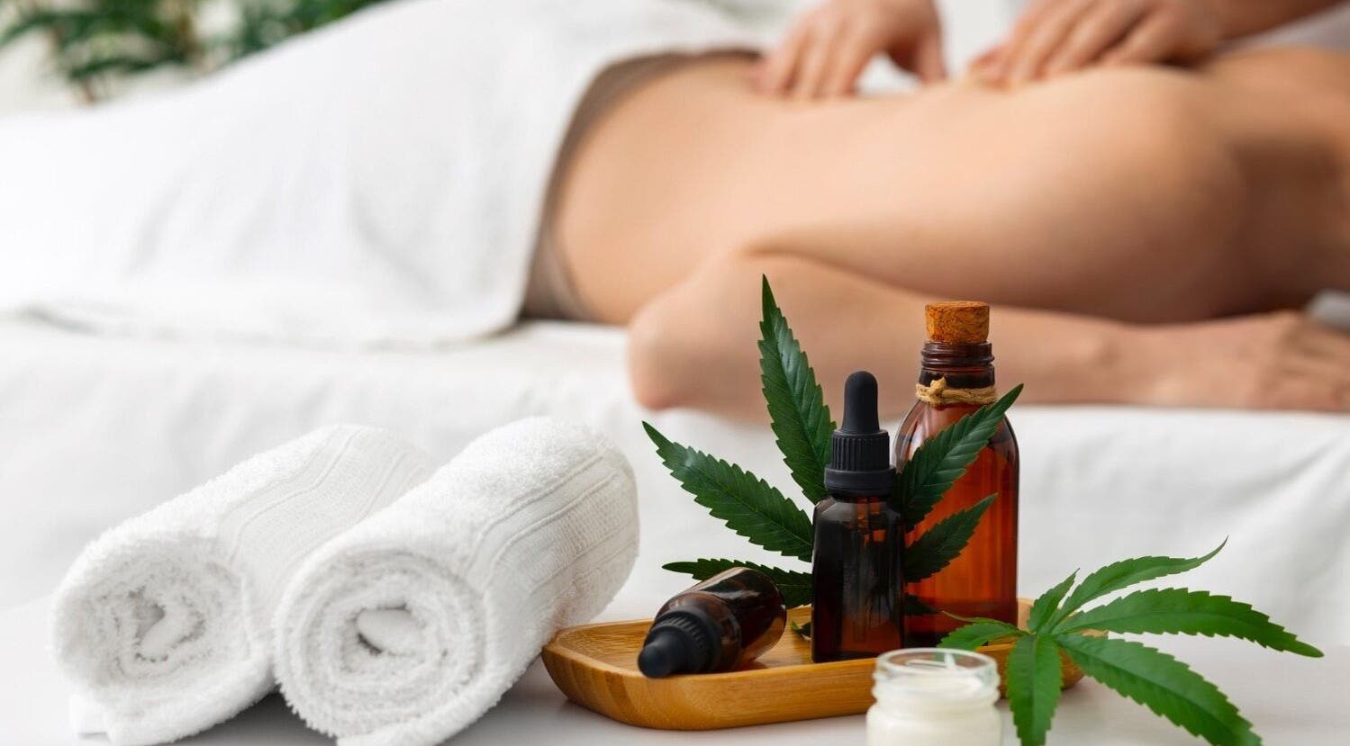 Massage à Soma Aura avec huiles essentielles à Saint-hippolyte-du-fort, Occitanie, FR pour une détente absolue.