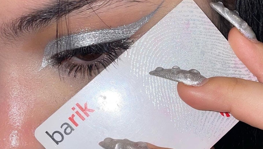 Eyeliner plateado y uñas brillantes en Natural Estética Holistica, Bilbao, Euskadi, ES.