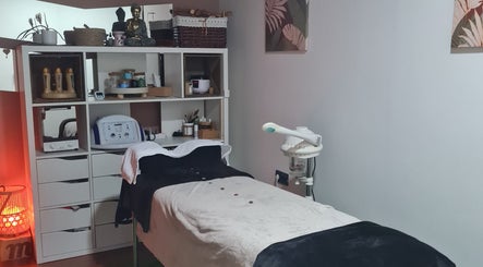 Sala de masajes en Natural Estética holistica, Bilbao, Euskadi, ES, equipada para relajación y bienestar.