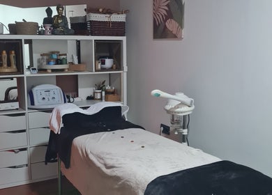 Sala de terapia en Natural Estética holistica, Bilbao, Euskadi, ES, con camilla y decoración serena.