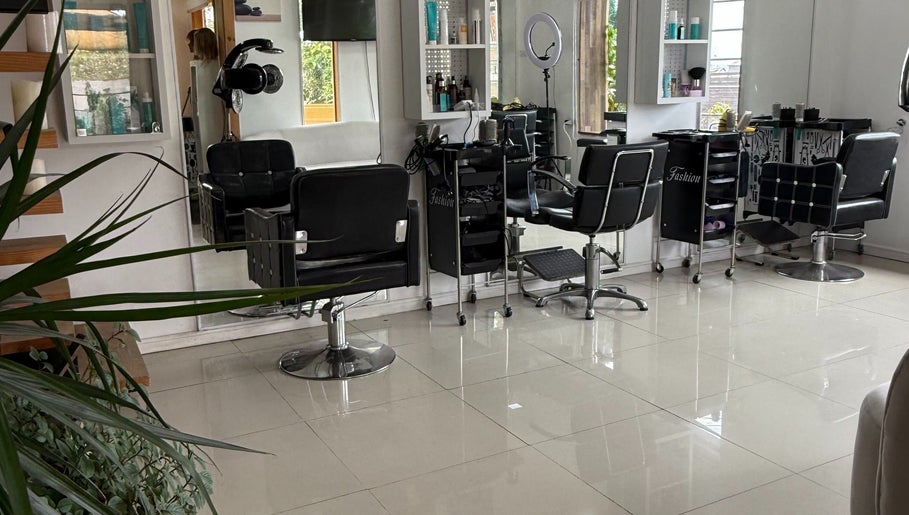 Sillas modernas en el interior de Salon Claudia Riquelme en Concón, Valparaíso, CL, reflejan un ambiente sofisticado.