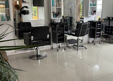 Sillas modernas en el interior de Salon Claudia Riquelme en Concón, Valparaíso, CL, reflejan un ambiente sofisticado.