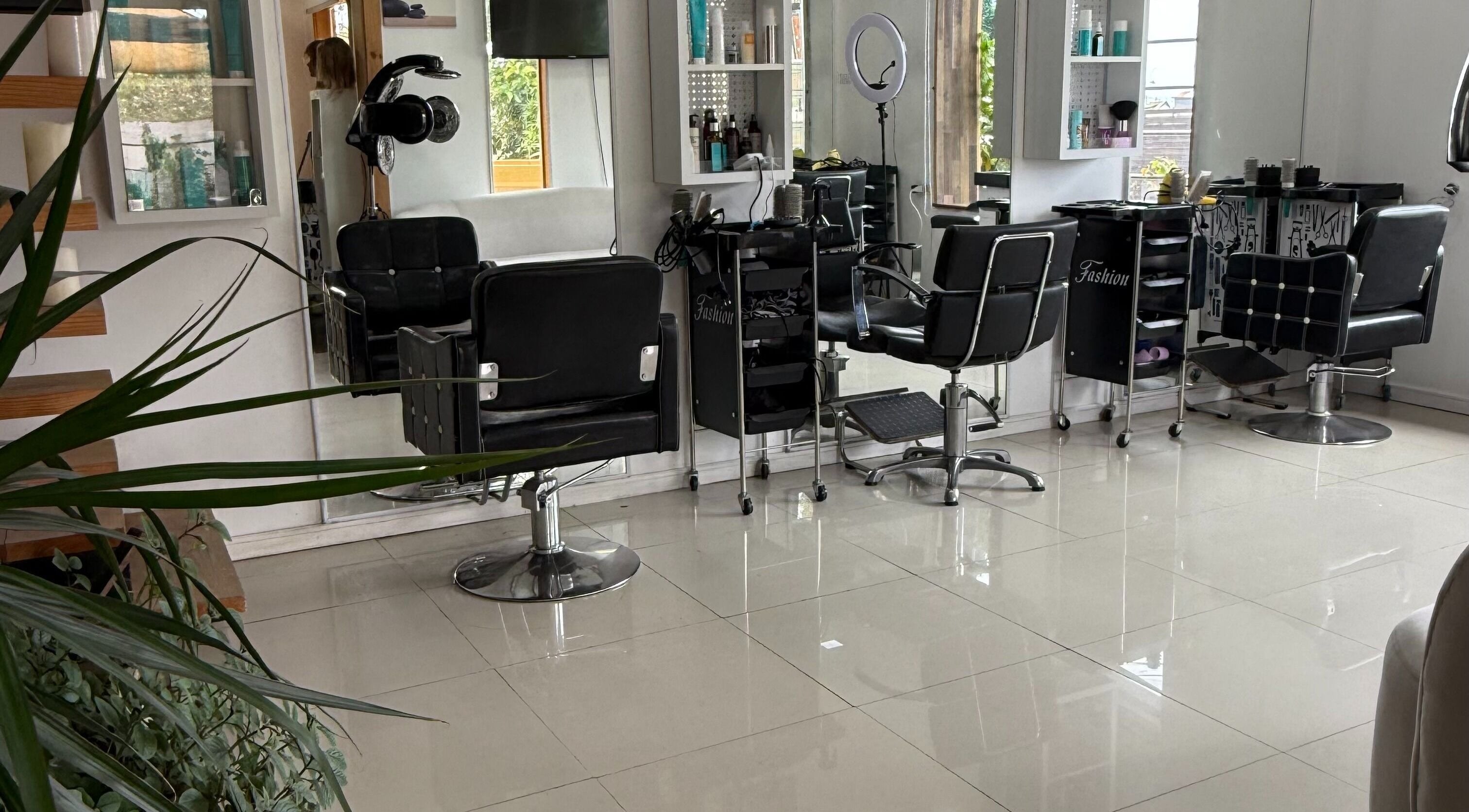 Sillas modernas en el interior de Salon Claudia Riquelme en Concón, Valparaíso, CL, reflejan un ambiente sofisticado.