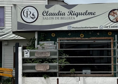 Entrada del Salon Claudia Riquelme en Concón, Valparaíso, CL, mostrando el letrero y decoración exterior.