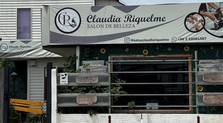 Entrada del Salon Claudia Riquelme en Concón, Valparaíso, CL, mostrando el letrero y decoración exterior.