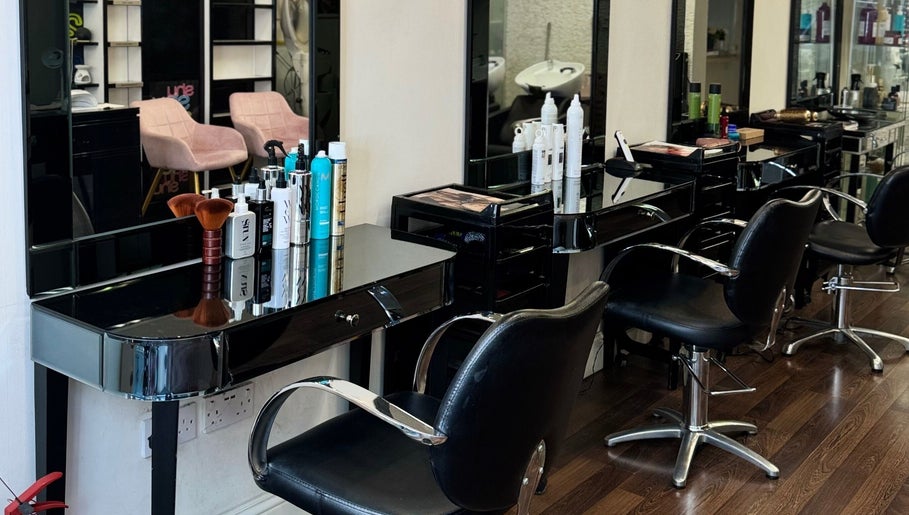 Estação elegante no Brazil fashion and beauty, Londres, Inglaterra, GB, com cadeiras e produtos de cuidado.