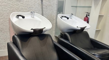 Lavatórios modernos no Brasil Fashion and Beauty em Londres, Inglaterra, GB, oferecem experiência relaxante.