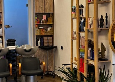 Intérieur du salon BeColor à Rabat, Maroc, MA avec stations de lavage modernes et étagères de produits.