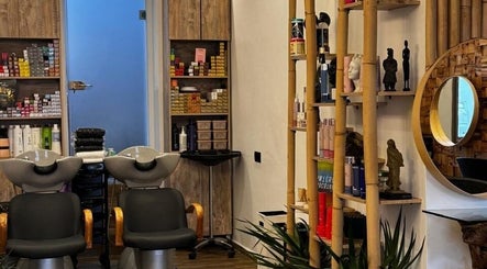 Intérieur du salon BeColor à Rabat, Maroc, MA avec stations de lavage modernes et étagères de produits.