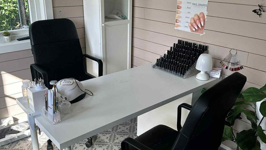 Stilfull neglepleiestasjon på Duo Beauty, Skotterud, Innlandet, NO med poleringsutstyr.