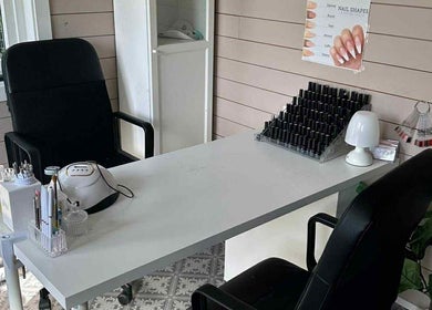 Stilfull neglepleiestasjon på Duo Beauty, Skotterud, Innlandet, NO med poleringsutstyr.