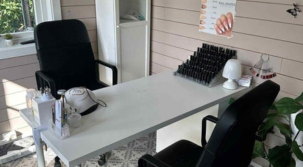 Stilfull neglepleiestasjon på Duo Beauty, Skotterud, Innlandet, NO med poleringsutstyr.
