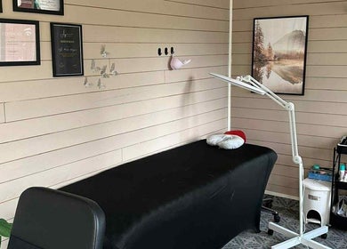 Behandlingsrom ved Duo Beauty i Skotterud, Innlandet, NO, med behandlingsseng og veggdekor.