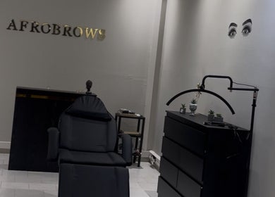 Στούντιο AFROBROWS & LASHES στην Ιαλυσό, GR με σύγχρονη διακόσμηση και επαγγελματικό εξοπλισμό.