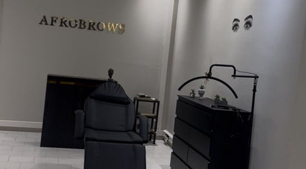 Στούντιο AFROBROWS & LASHES στην Ιαλυσό, GR με σύγχρονη διακόσμηση και επαγγελματικό εξοπλισμό.