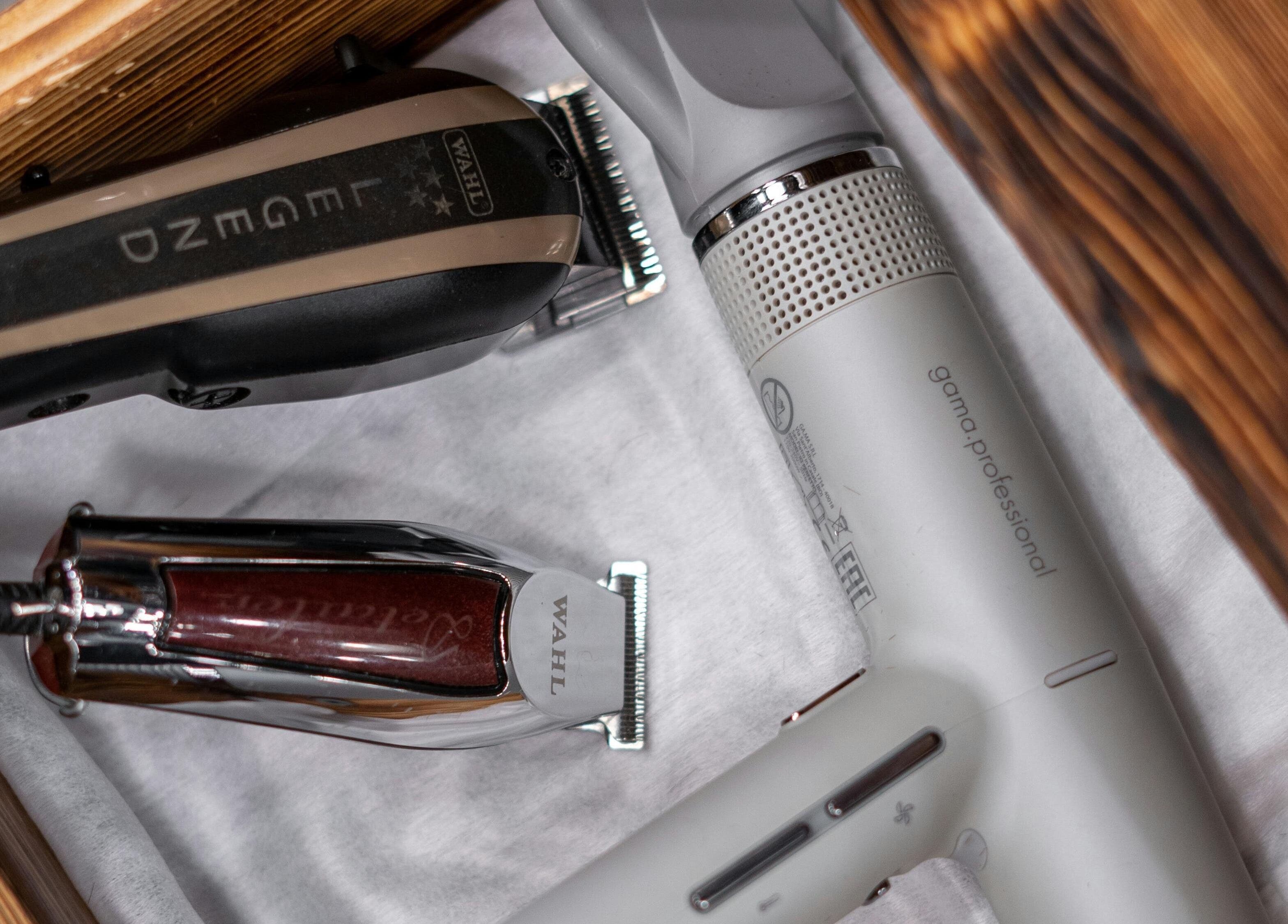 Outils de coiffure modernes au Studio by Ifou, Marseille, Provence-alpes-côte D'azur, FR.