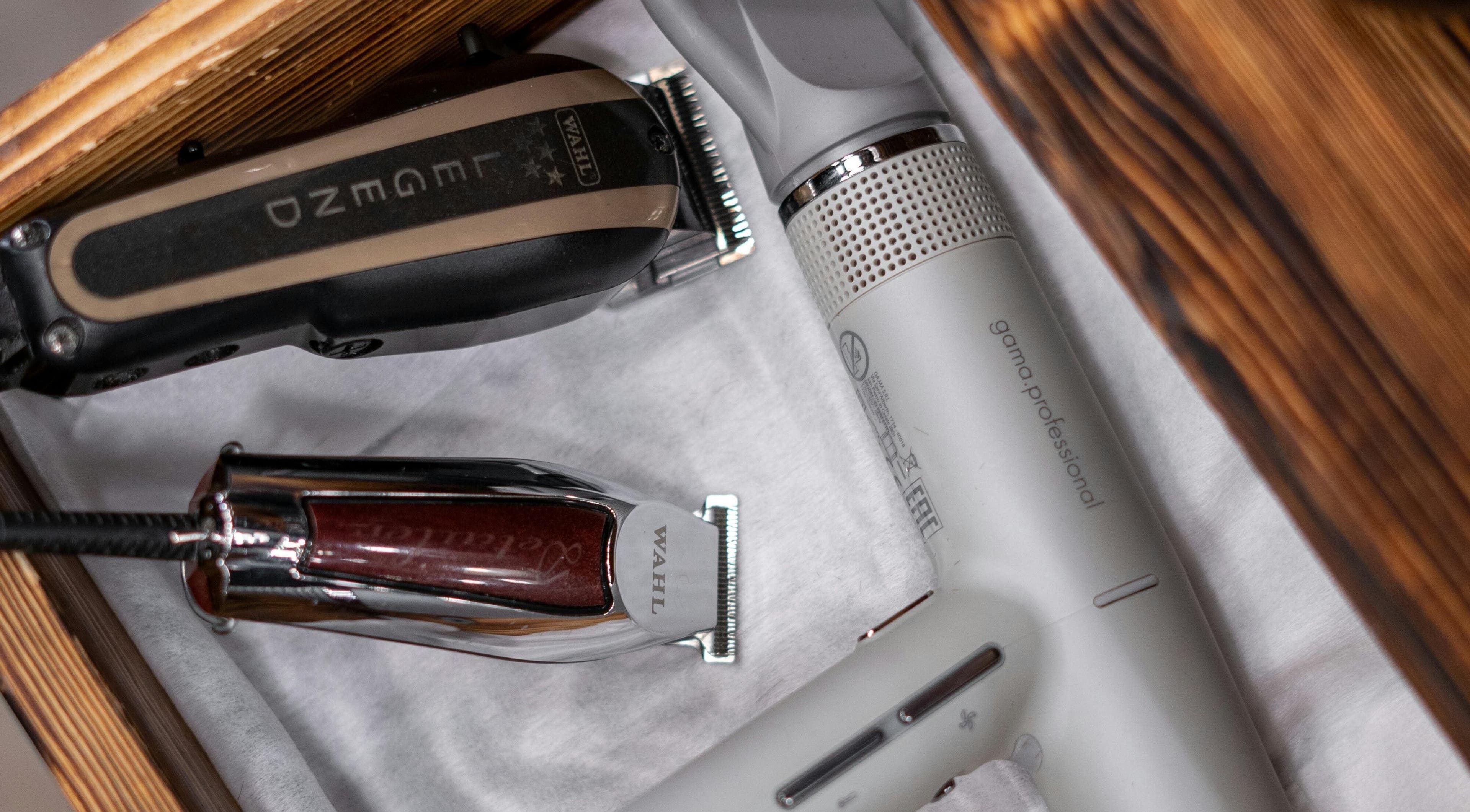 Outils de coiffure modernes au Studio by Ifou, Marseille, Provence-alpes-côte D'azur, FR.