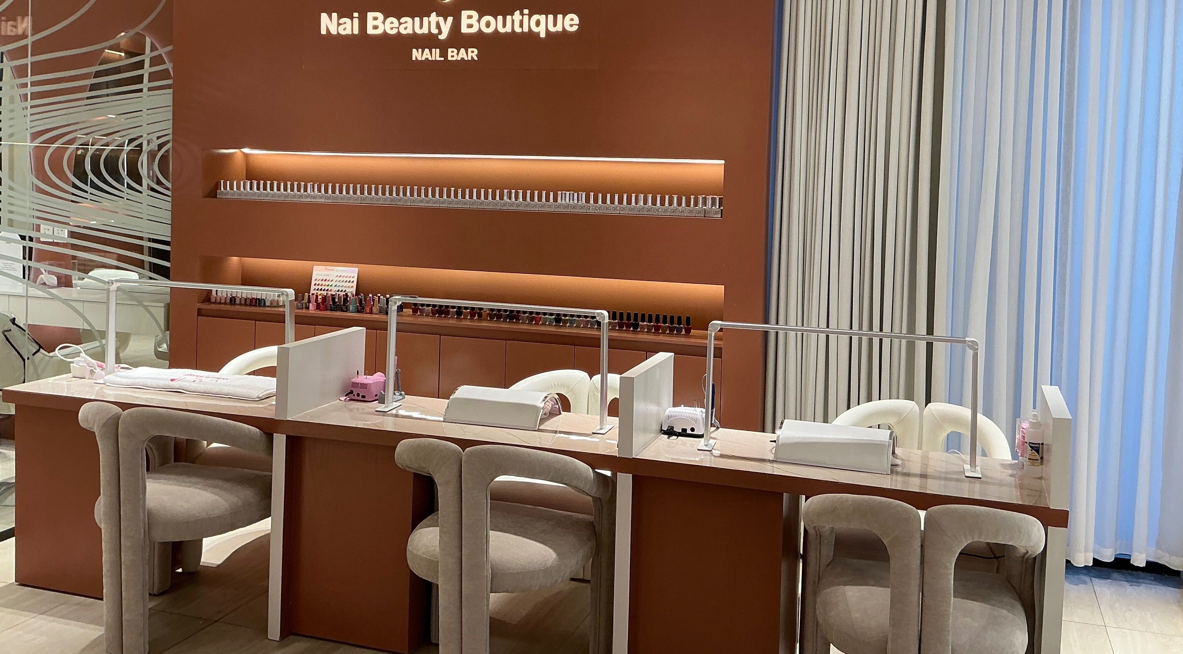 ركن الأظافر في Nai Beauty Boutique, الرياض، الرياض، حيث يتم تقديم خدمات التجميل الفاخرة.