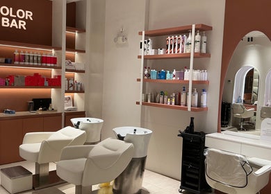 ركن ألوان عصري داخل بوتيك ناي بيوتي، الرياض، منطقة الرياض، المملكة العربية السعودية.